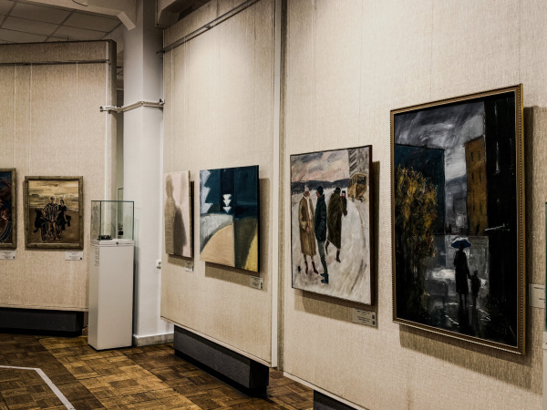 Сквозь время и эпохи: в Мурманске проходит выставка отечественного искусства