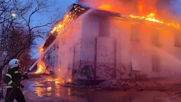 В Никеле произошел пожар в нежилом двухэтажном доме