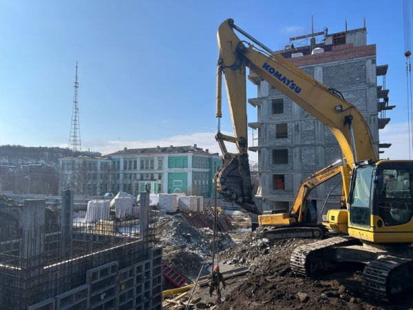 В Мурманске продолжается строительство многоквартирного дома в Больничном городке