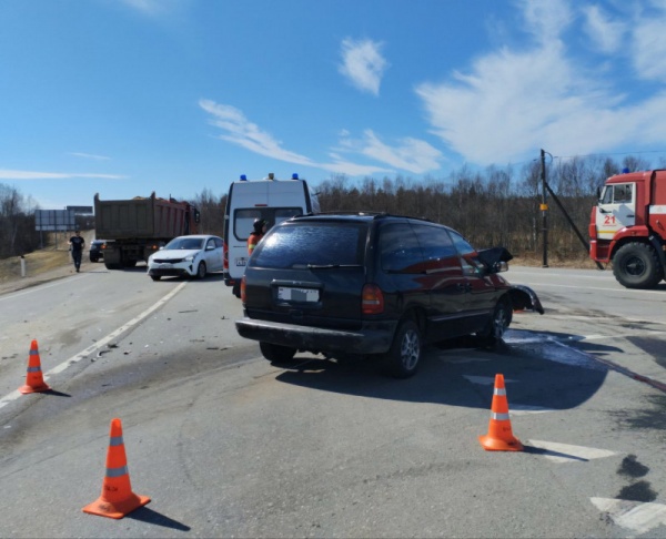 На 16 км автодороги Кола-Мурмаши столкнулись Chrysler и грузовик Mercedes
