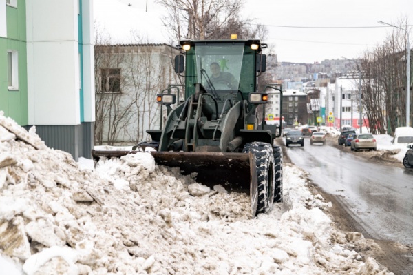 С улиц Мурманска вывезено 92 м³ снега
