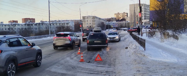 В Мурманске под колеса машины попала пожилая женщина