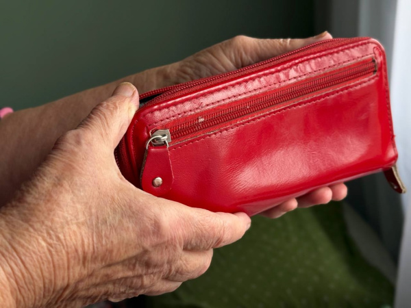 В Полярном мужчина ограбил пенсионерку