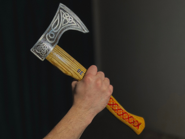 Житель Мурманска схватился за топор из-за выкрученных лампочек в коммуналке