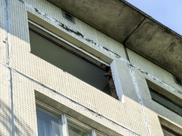 Мурманчанам напомнили об опасности окон для детей