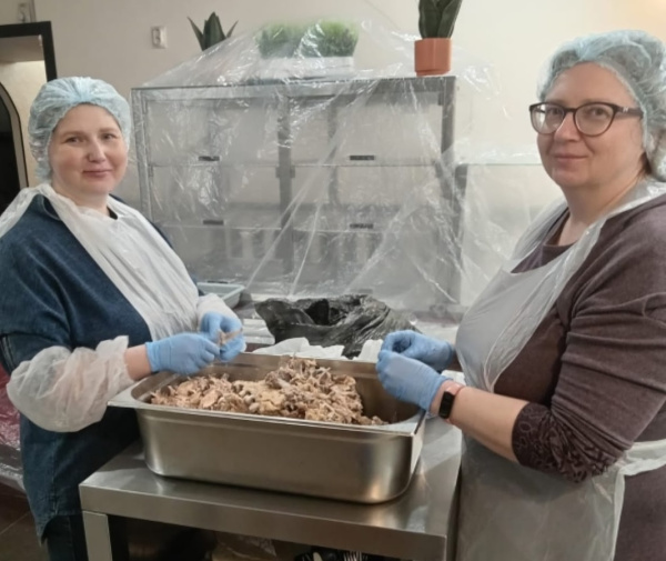 Нуждающихся жителей Мурманска накормили макаронами с сосисками