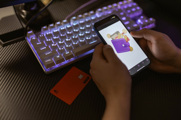  Мужчина судится с предпринимательницей из Мурманска из-за навязчивой рекламы