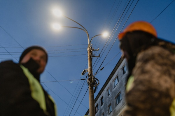 В Мурманске ведутся работы по замене ламп в фонарях