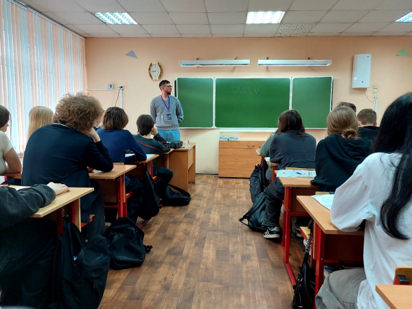 Кибербез и нейросети: «Ростелеком» организовал урок цифровой грамотности для мурманских старшеклассников