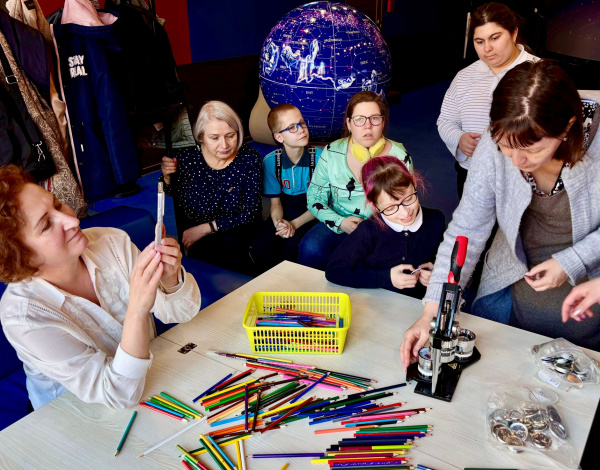 Космос стал ближе: юные мурманчане с ОВЗ побывали в планетарии