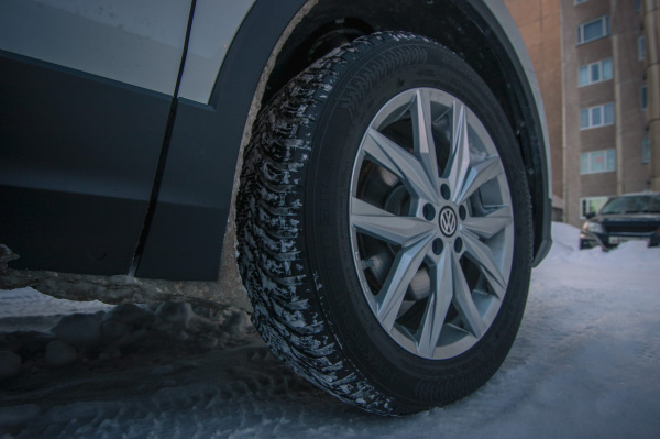 Военнослужащие помогли жительнице Мурманска в дорожной беде