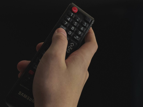 Мужчину из Североморска обвиняют в побоях с использованием пульта от ТВ