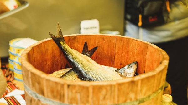 Жителю Мурманска не дали бесплатно рыбку съесть и молоком запить