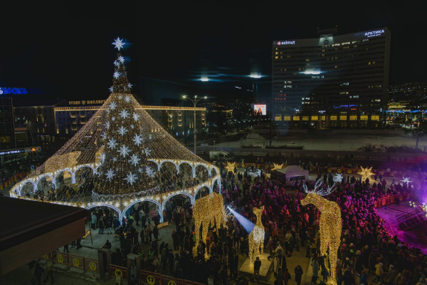 В Мурманске зажгли огни главной новогодней ёлки