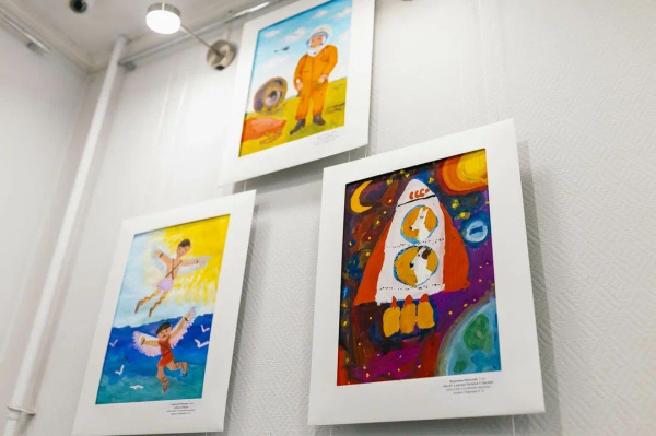 В Мурманске открылась выставка юных художников «Солнечная палитра»