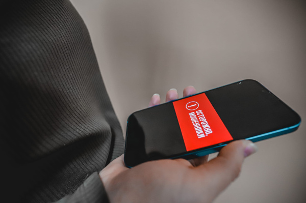 Пожилые супруги из Кандалакши обогатили мошенников на 18 миллионов рублей