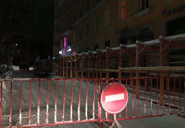 Часть крыши упала на девушку в Мончегорске