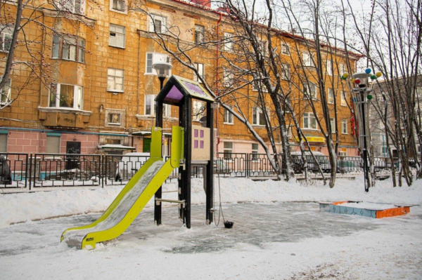 В Мурманске обновили детскую площадку в сквере на улице Сафонова