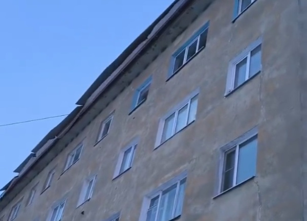 Ветер опасно расшатывает элементы крыши одного из домов Мурманска