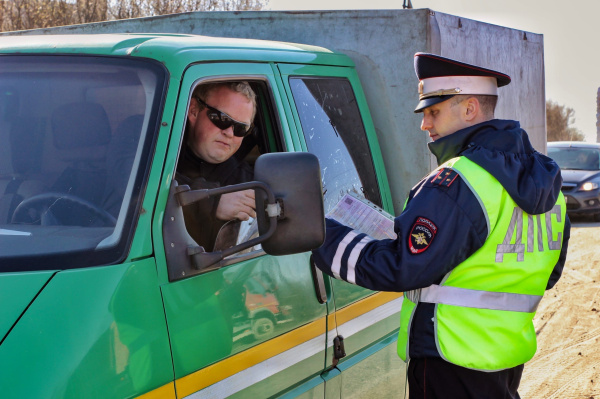 На дорогах Мурманской области проходят массовые проверки водителей
