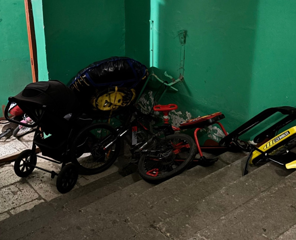 Что творится на улице Душенова? У жителей Полярного пропадают снегокаты и настроение из-за бардака в подъездах