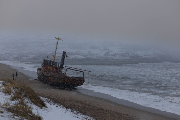 Действия туриста из Китая, поставившего палатку на «Кладбище кораблей» в Териберке, вызвали спор