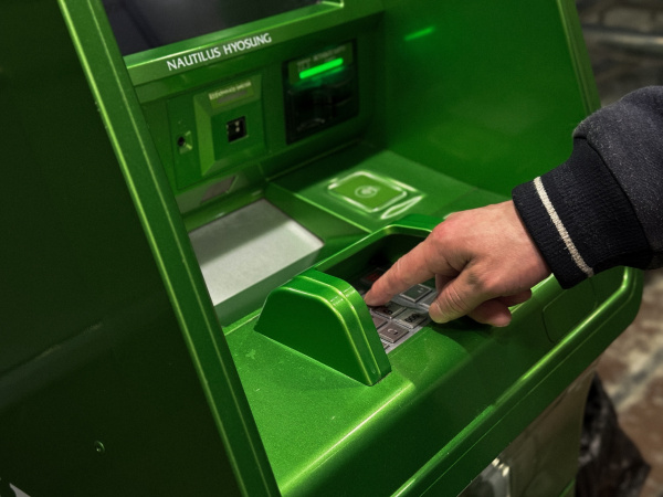 Житель Мурманска помогал мошенникам обворовывать бабушек