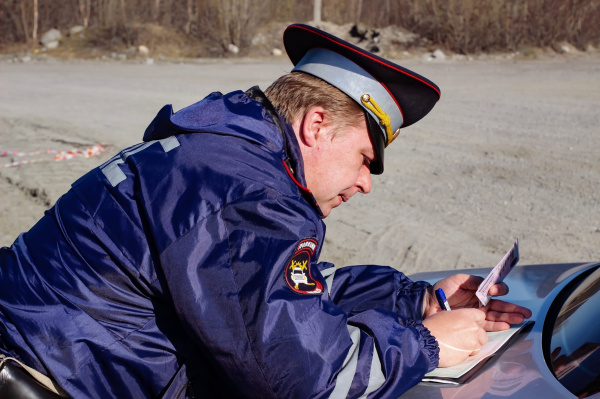 Нетрезвый житель Кировска устроил гонки с полицейскими и ДТП