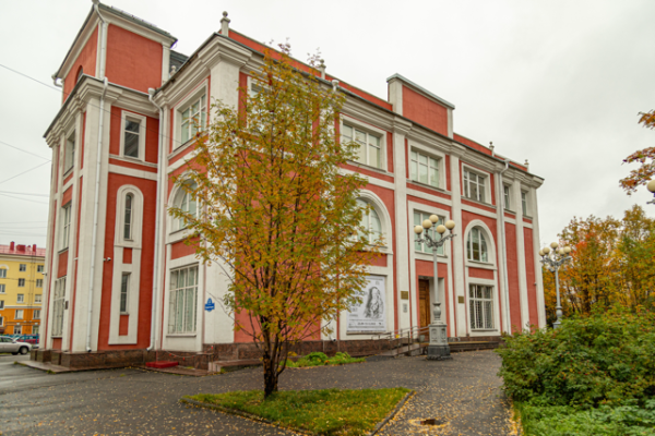 В Мурманске открылись выставки к 80-летию Победы