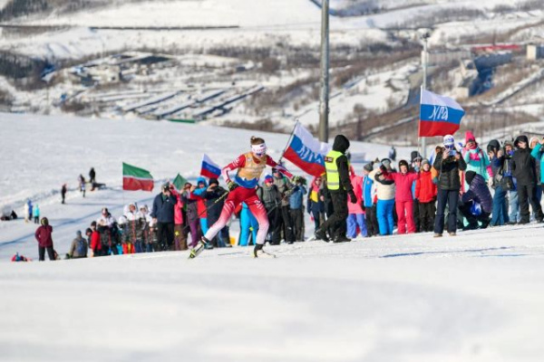 Финал Кубка России по лыжным гонкам в Кировске: победа Большунова и Пеклецовой и восторг болельщиков