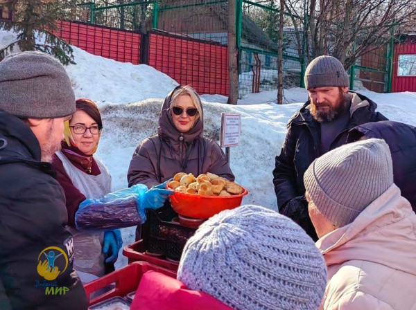 Нуждающихся жителей Мурманска накормили борщом