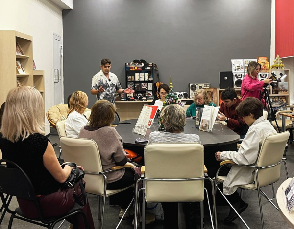 Вечер винила: в Мурманске прошла лекция об истории рождественских песен