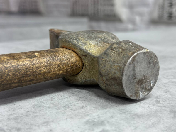 Жительница Мурманска отвоевала у сотрудницы магазина водку молотком