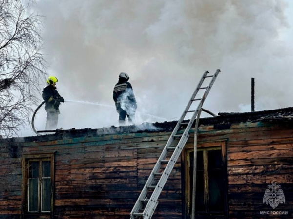 В Мурманске нежилой дом горел почти 5 часов