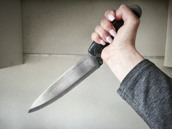 В Мурманске мужчина прикрыл возлюбленную, ранившую его ножом
