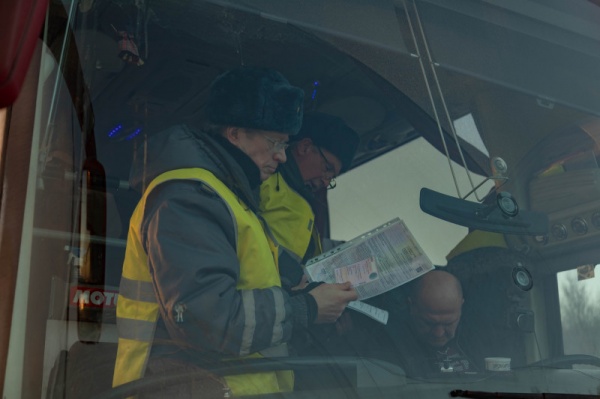 Госавтоинспекторы проверили более 50 автобусов в Мурманске