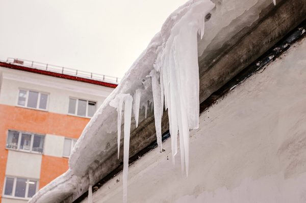 Жителей Мурманска предупредили об опасности сосулек и схода снега с крыш
