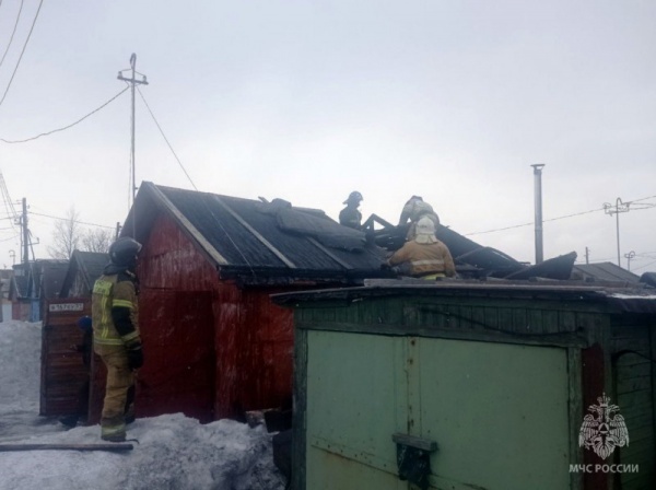 В Североморске на территории гаражно-строительного кооператива возник пожар