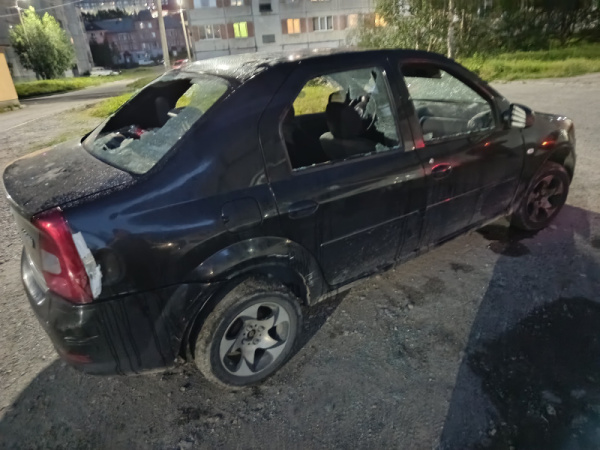 В Кировске мстительная северянка всё перепутала и испортила чужой автомобиль