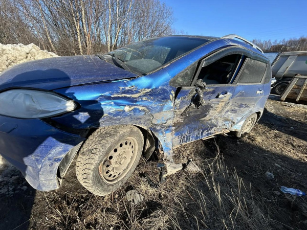  Отбросило на «встречку»: в Кольском округе в аварии пострадали два человека