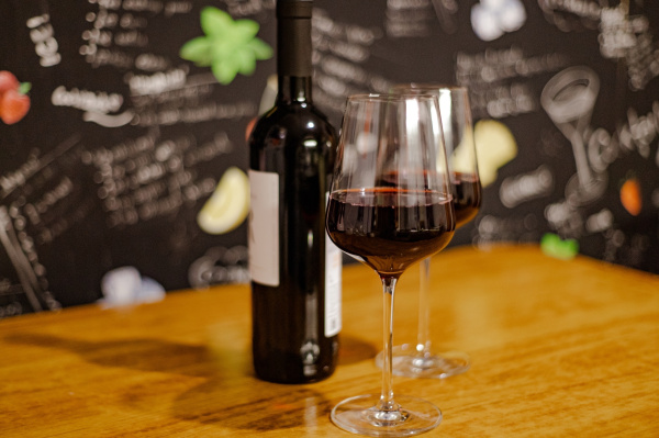  Несудимой жительнице Оленегорска грозит до 10 лет колонии за разбитый об лицо подруги бокал