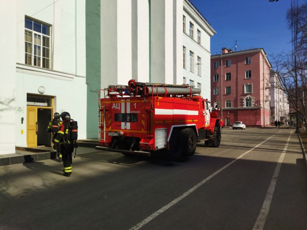 Пожарные машины у краеведческого музея: комментарий МЧС