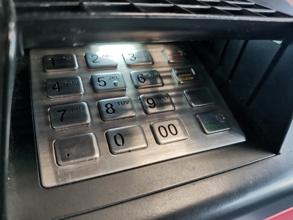 В Мурманске мужчину будут судить за порчу банкомата