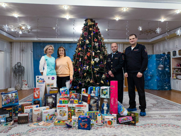 В Мурманске полицейские подарили праздник воспитанникам Дома ребёнка 