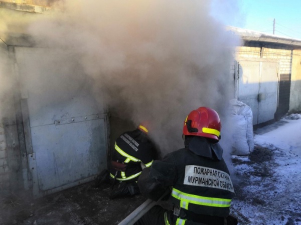 В Оленегорске произошел пожар в одноэтажном кирпичном гараже