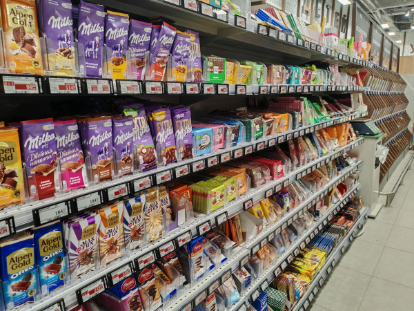 Мурманчанина могут посадить на два года за кражу 50 плиток шоколада