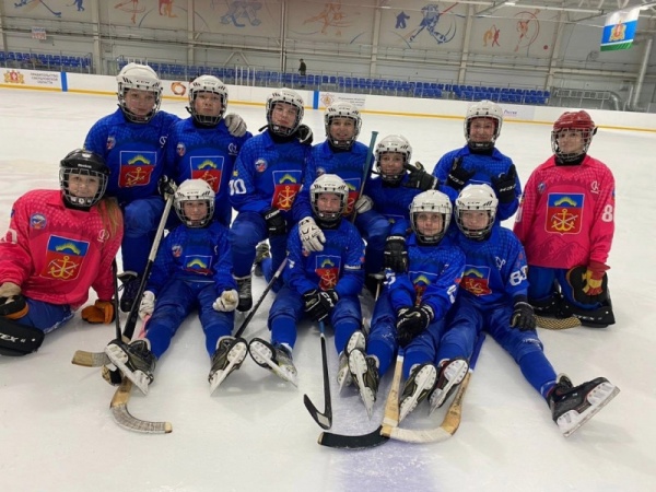 Молодые хоккеистки из Мурманска досрочно одержали победу на Первенстве России по мини-хоккею