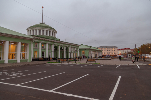 На ж/д вокзале Мурманска временно отменили плату за парковку
