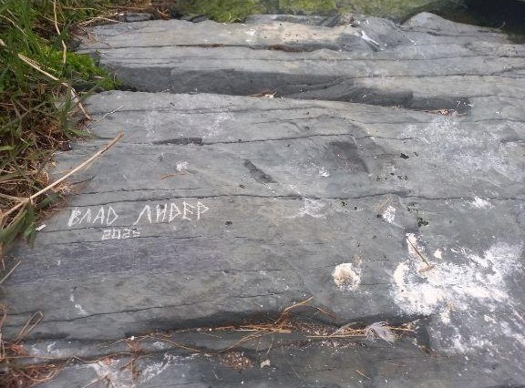  Гида накажут за порчу памятника в Мурманской области