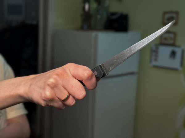 Ушел в гараж — получи ножом в живот: супружеский конфликт в Печенгском округе